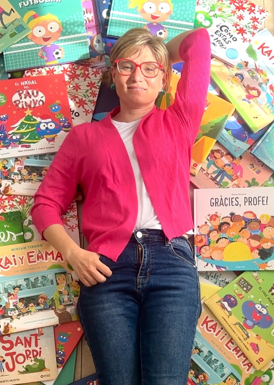Marta Moreno rodeada de algunos de sus libros ilustrados